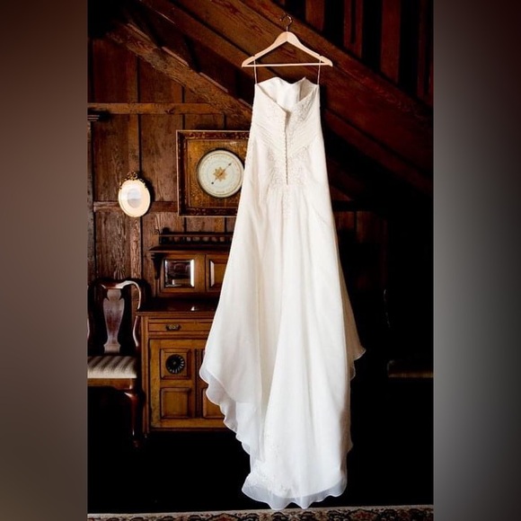 Mori Lee Ivory Wedding Dress, fits street size 8-10 or can be altered smaller. - Picture 2 of 4